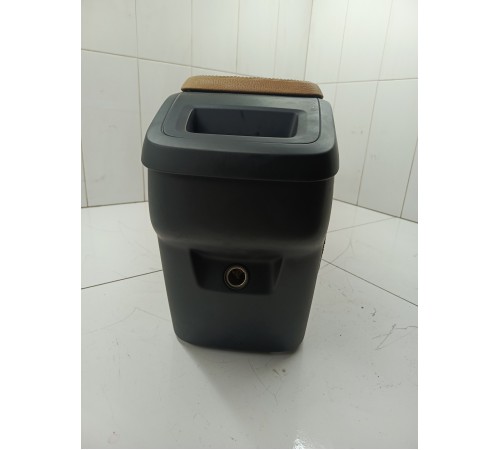 Центральная консоль с подлокотником в сборе