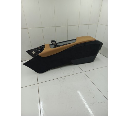 Центральная консоль с подлокотником в сборе