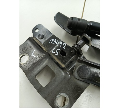 Петля капота левая