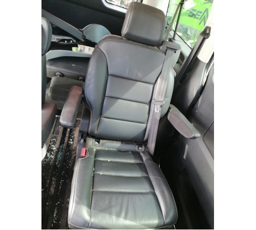 Сиденье второго ряда левое