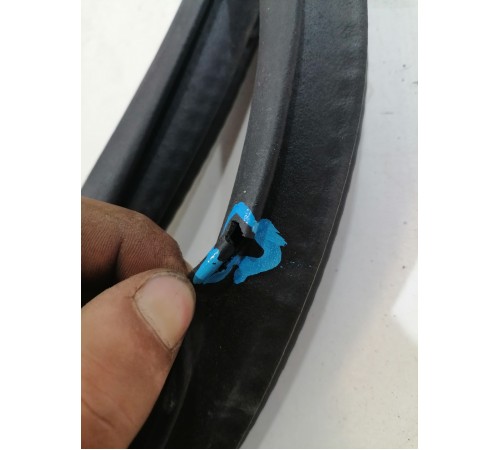 Уплотнитель двери передний левый