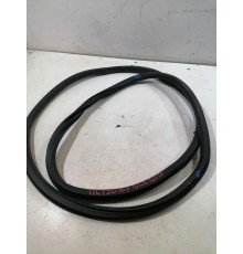 Уплотнитель двери передний левый