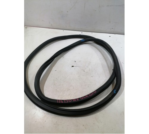 Уплотнитель двери передний левый