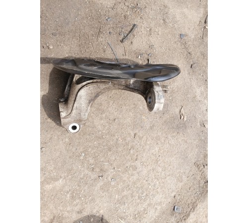 Кулак поворотный передний правый