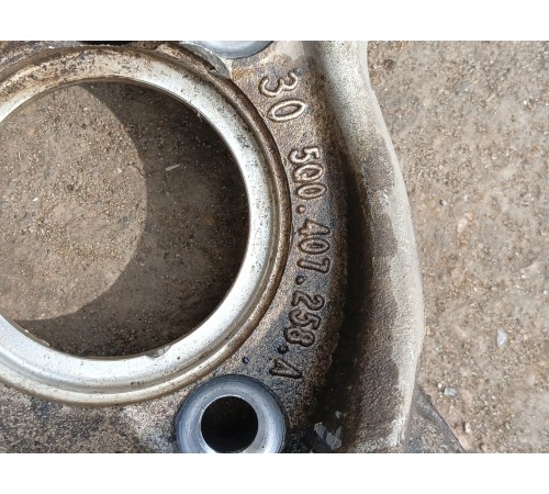 Кулак поворотный передний правый