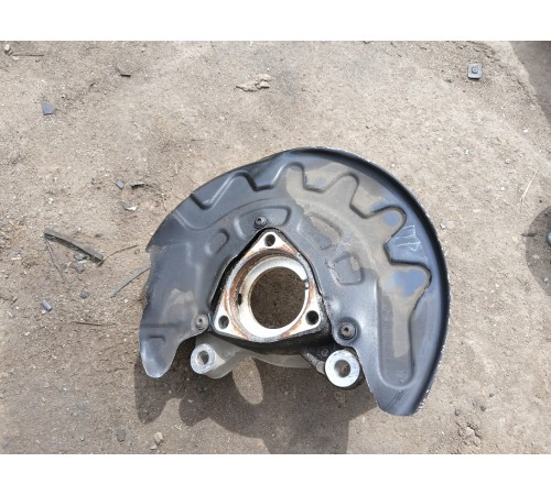 Кулак поворотный передний правый