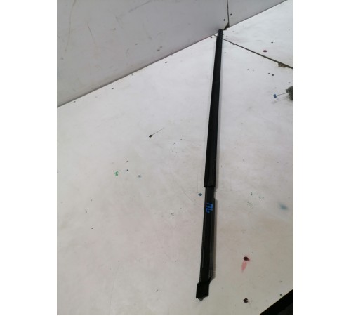 Молдинг стекла передний левый