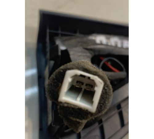 Уголок двери (с динамиком) (передний, правый)