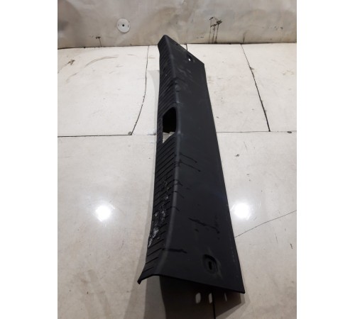 Обшивка задней панели замка багажника