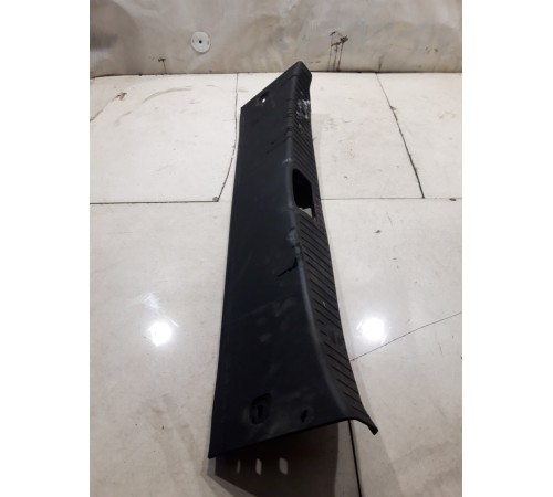 Обшивка задней панели замка багажника