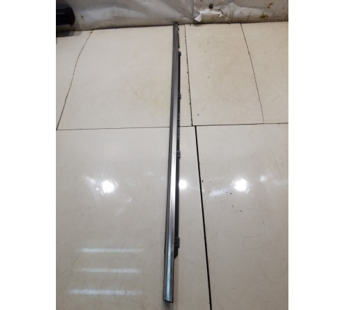 Накладка стекла (задняя, левая, внешняя)