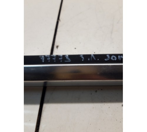 Накладка стекла (задняя, левая, внешняя)