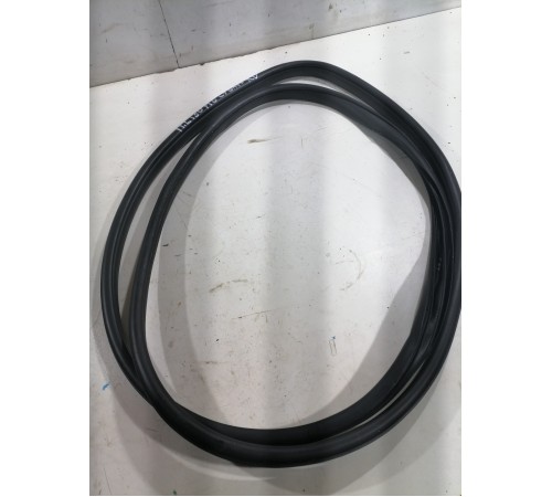 Уплотнитель двери передний левый