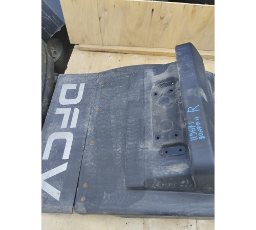 Брызговик правый