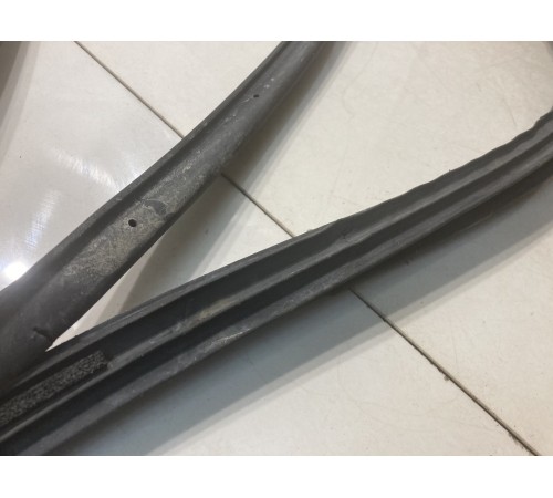 Уплотнитель двери (передний, левый)