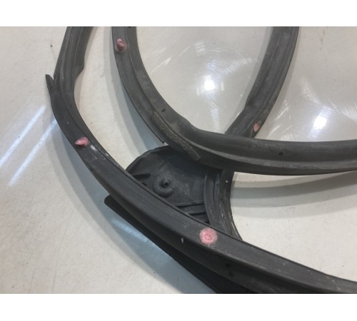 Уплотнитель двери (передний, левый)