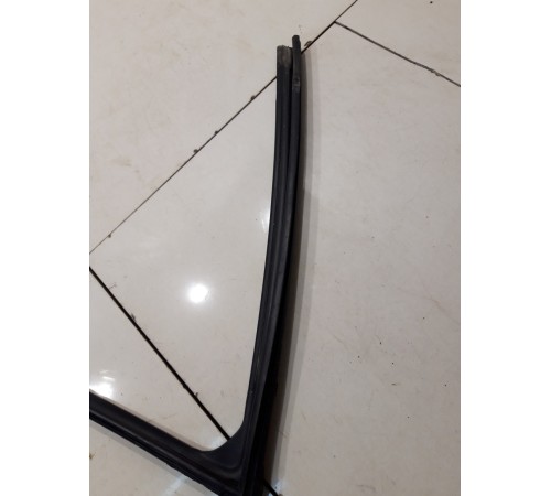 Уплотнитель стекла (передний, правый)