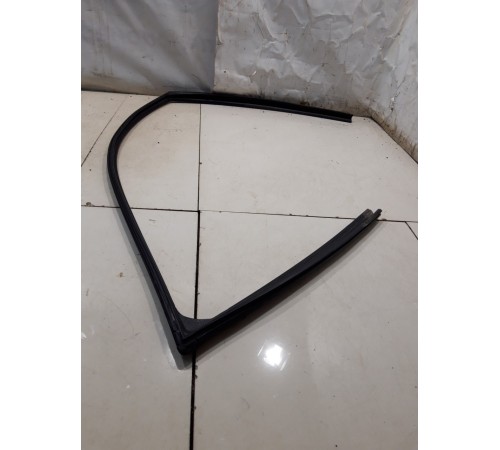 Уплотнитель стекла (передний, правый)