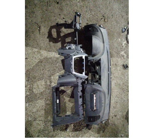 Передняя панель салона