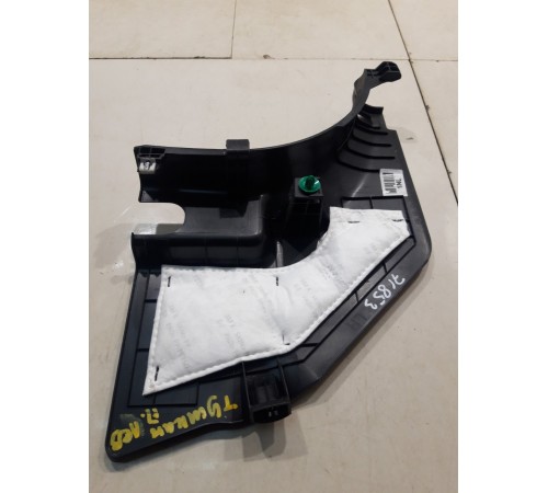 Внутренняя накладка порога (передний левый угол)