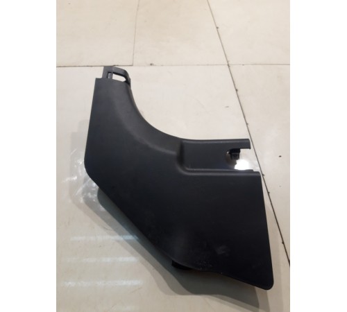 Внутренняя накладка порога (передний левый угол)