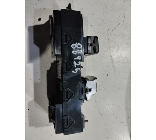 Кнопка стеклоподъемника (передняя правая)