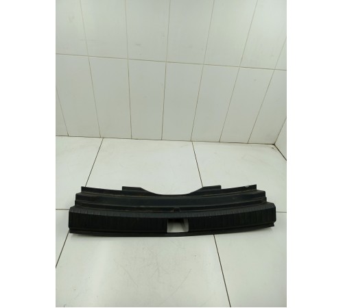 Обшивка задней панели замка багажника