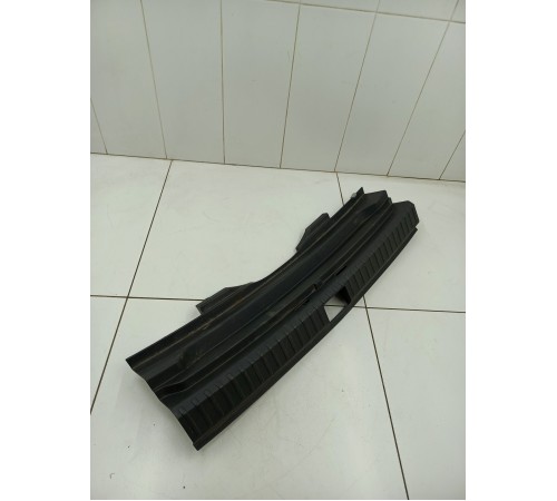 Обшивка задней панели замка багажника