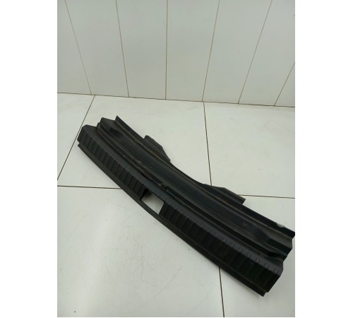 Обшивка задней панели замка багажника