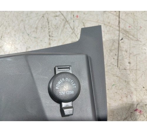 Накладка центральной консоли с розеткой 12v