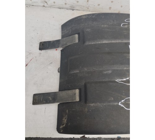 Брызговик задний правый верхний