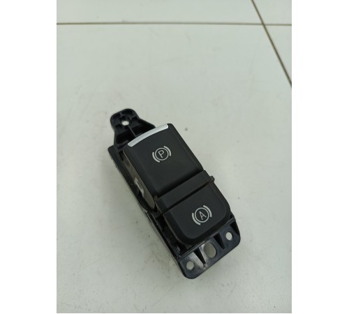 Кнопка фиксации стояночного тормоза