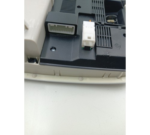 Плафон внутреннего освещения салона передний