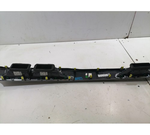 Центральная панель дефлекторами воздуха