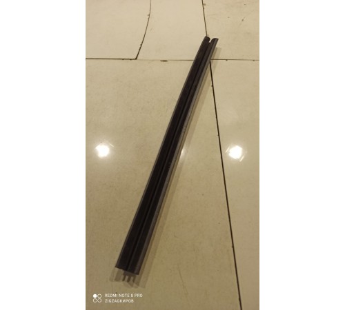 Уплотнитель стекла двери левый