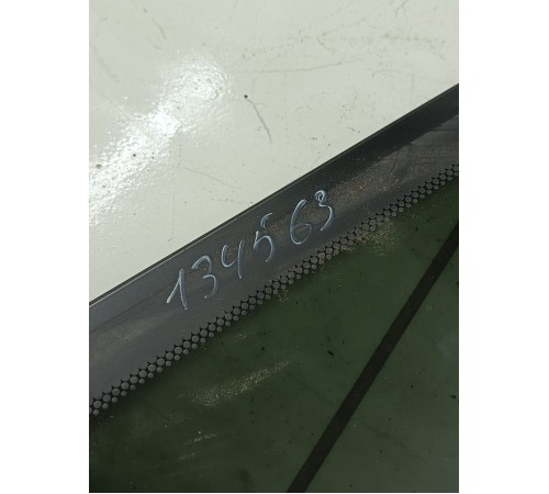 Форточка двери задняя левая