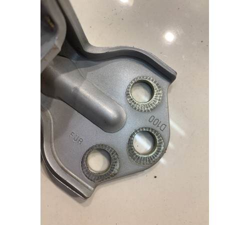 Петля двери (передняя, правая, верхняя)