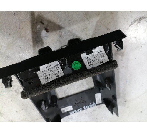 Накладка центральной консоли задняя