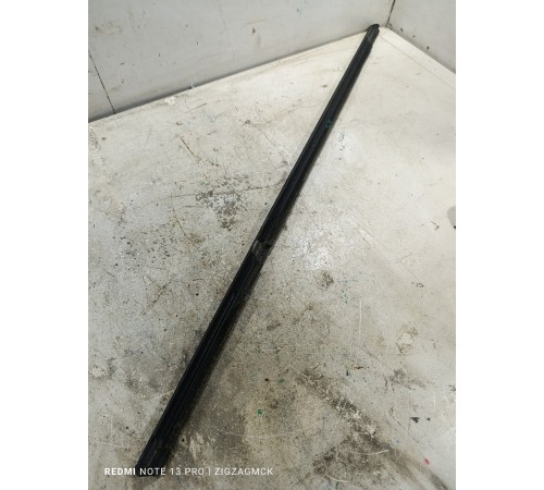 Уплотнитель стекла задний правый хром