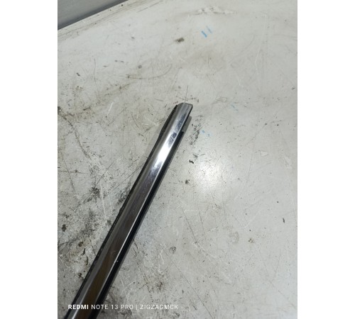 Уплотнитель стекла задний правый хром