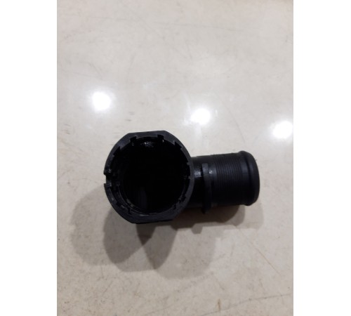 Фланец радиатора охлаждения двигателя нижний