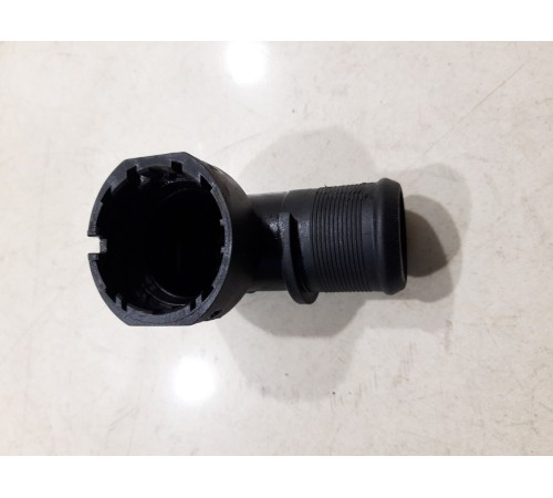 Фланец радиатора охлаждения двигателя нижний