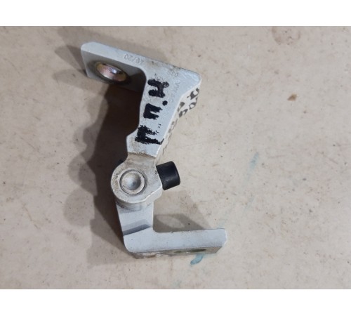 Петля двери(передняя правая нижняя)