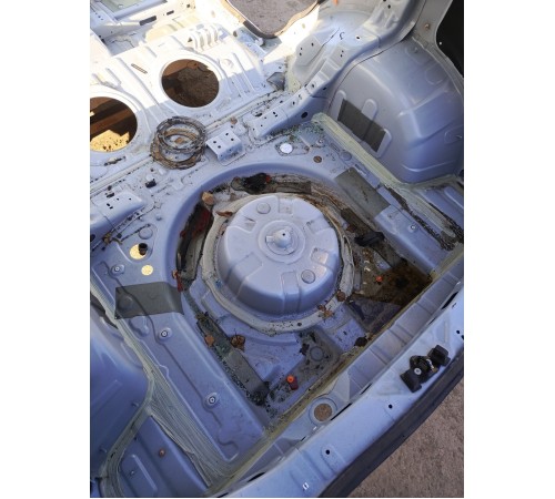 Пол багажника,ниша под запаску