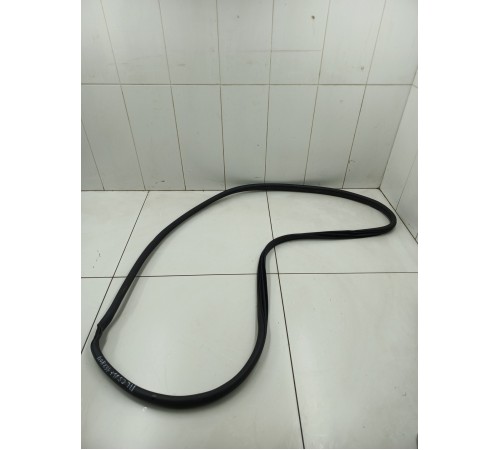 Уплотнитель двери передний левый