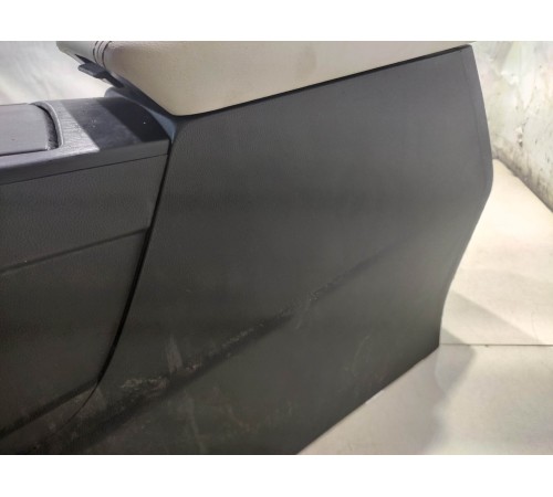 Центральная консоль с подлокотником