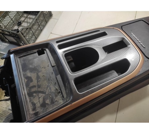 Центральная консоль с подлокотником