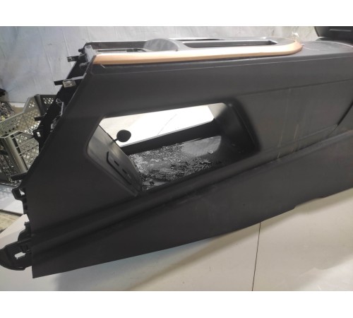 Центральная консоль с подлокотником