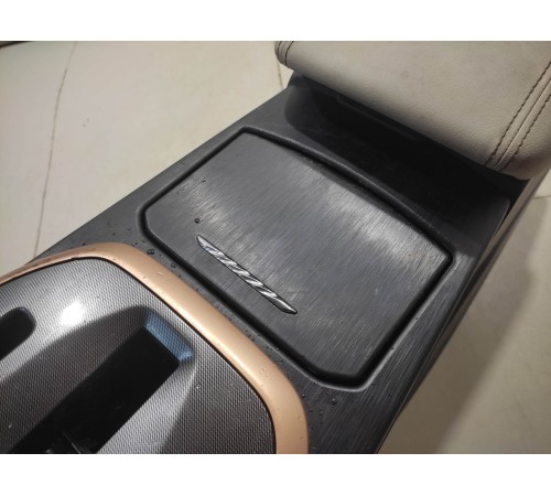 Центральная консоль с подлокотником