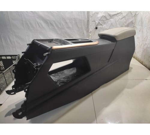 Центральная консоль с подлокотником